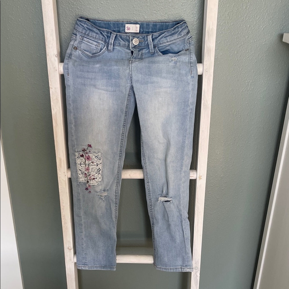 SO Women's Light Wash Distressed Ankle Jeans